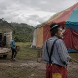Payaso veterano junto a circo ambulante rural en Potrerillo, Valle del Cauca