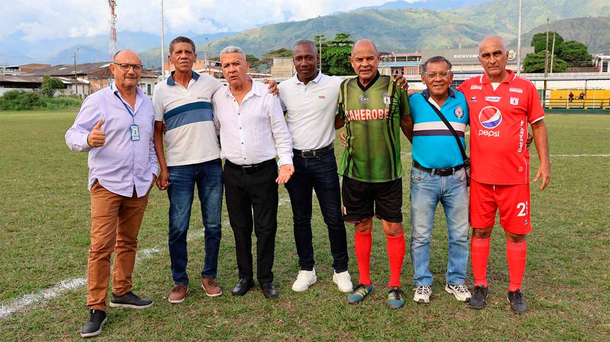 Miranda-reunio-a-figuras-del-futbol-escarlata.jpg