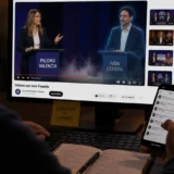 Ciudadano observa debate virtual entre Paloma Valencia e Iván Cepeda
