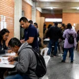 Jurados revisan listados durante proceso electoral colombiano