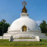 Pagoda de la Paz de Nueva Inglaterra en Leverett Massachusetts, estupa budista blanca rodeada de árboles