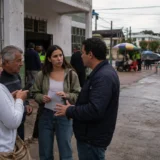 Ciudadanos dialogan afuera de un puesto de votación en Colombia