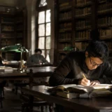Investigadores consultan libros en biblioteca histórica sobre Shakespeare