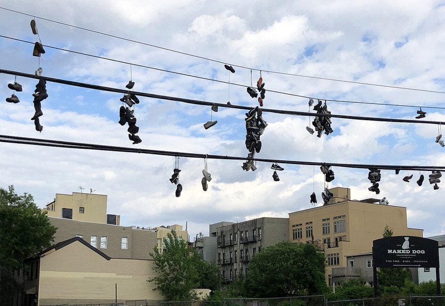 Shoe-tossing-unos-PosTrinos-y-dos-Napas.jpg
