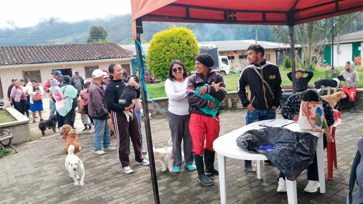 Silvia-avanza-en-vacunacion-antirrabica-y-salud-publica.jpg
