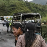 Mujeres observan atentado en Cajibío sobre la vía Panamericana