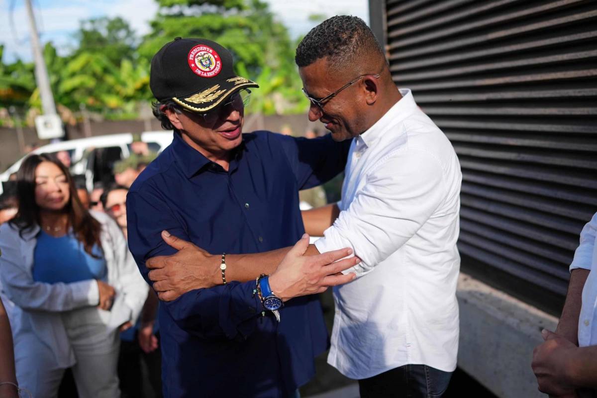 Tumaco-recibe-piezas-ancestrales-de-la-cultura-La-Tolita-Gustavo-Petro-y-Luis-Alfonso-Escobar.jpg
