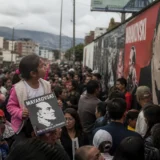 Multitud observa mural político en ciudad colombiana
