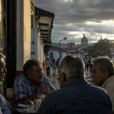 Conversación política en cafetería de Santander de Quilichao en los años 80