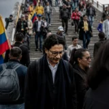 Ciudadanos cruzan un puente peatonal en medio de tensión política