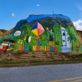 Mural de bienvenida en Bolívar, Cauca, con símbolos culturales y colores vivos
