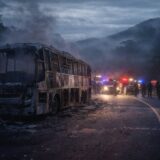 Bus quedó destruido por incendio en Mandivá