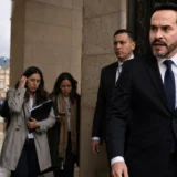 Abelardo de la Espriella sale de un edificio institucional acompañado por su equipo