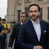 Abelardo de la Espriella rodeado de periodistas y seguridad en Bogotá