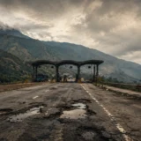Carretera deteriorada con peaje en zona montañosa de Colombia