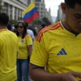 Ciudadano con camiseta de Colombia durante debate electoral