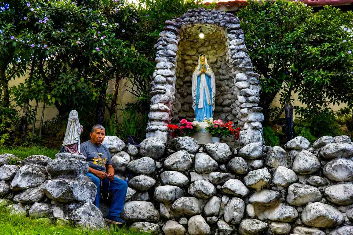 El-guardian-de-la-Virgen-de-Lourdes-en-Santander-de-Quilichao.jpg