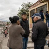 Ciudadanos conversan frente a un puesto de votación en Colombia