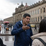 Debate ciudadano en una plaza pública de Colombia tras elecciones