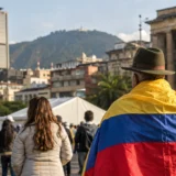 Ciudadano con bandera de Colombia durante concentración pública en Bogotá