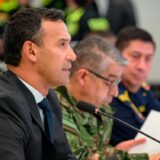 Gobierno prohíbe celulares en mesas de votación