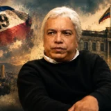 Carlos Alonso Lucio frente a símbolos del M-19 y la Casa de Nariño