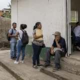 Ciudadanos esperan atención en una sede pública de Colombia