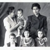 Retrato familiar de Gloria y Ruth Cepeda junto a varios niños