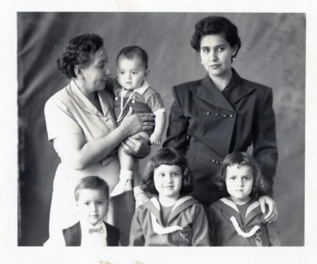 Retrato familiar de Gloria y Ruth Cepeda junto a varios niños