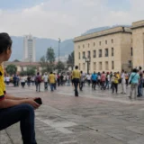 Ciudadana observa concentración política frente a edificio institucional en Bogotá