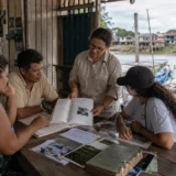 Reunión comunitaria sobre el manatí junto al río Magdalena