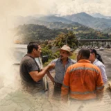 Grupo conversa junto a la Autopista del Café en el Eje Cafetero