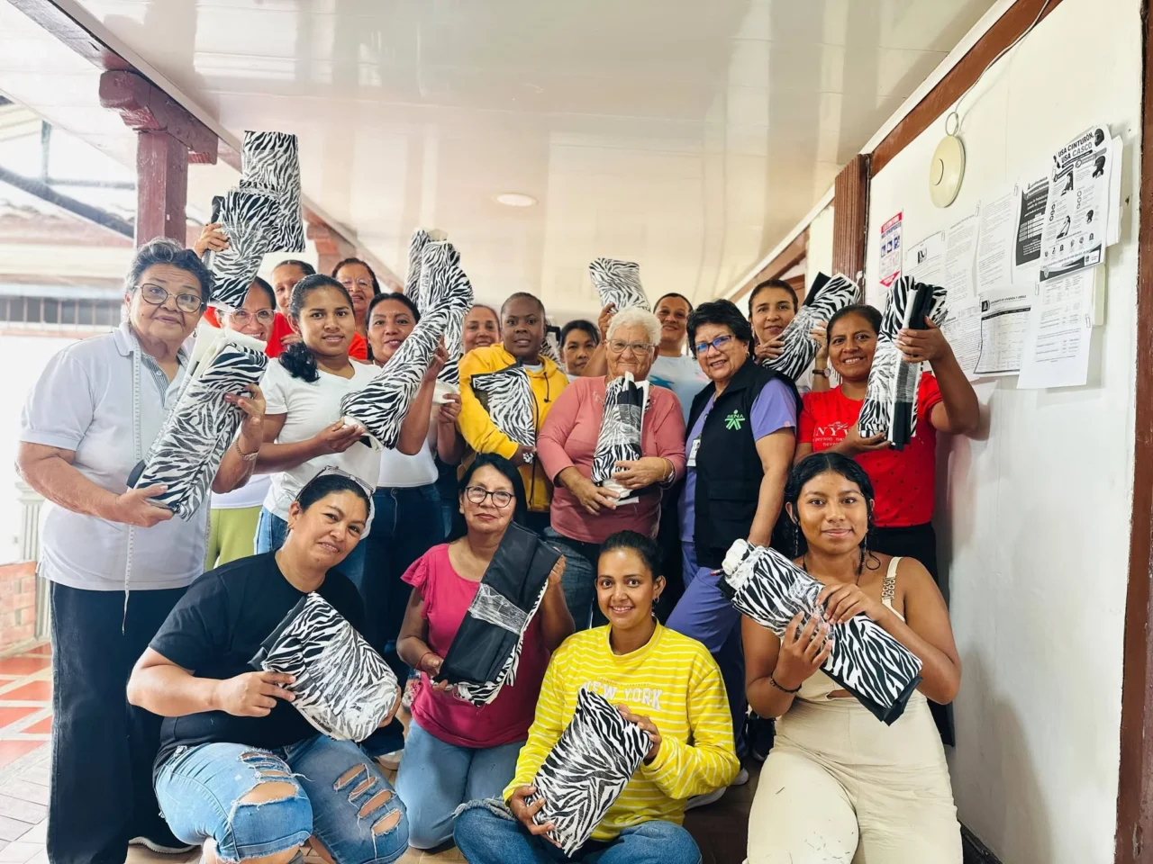 Mujeres-participantes-del-curso-de-elaboracion-de-bolsos-en-tela-recibiendo-materiales-y-aprendiendo-tecnicas-de-costura-en-el-municipio-1280x960.webp