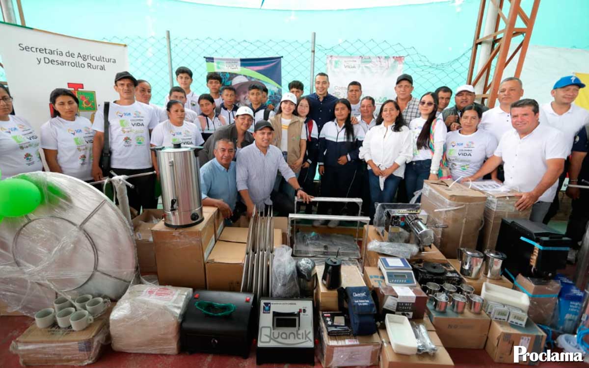 Octavio Guzmán llevó inversión rural a Timbío Octavio Guzmán llevó inversión rural a Timbío