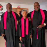 Padre, madre e hijo reciben juntos su título de abogados