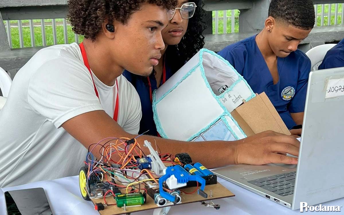 Robótica llega a estudiantes de Puerto Tejada