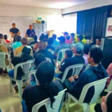 Agricultores reunidos con directivos del Banco Agrario en la Oficina de Agricultura municipal para discutir posibles alivios financieros tras pérdidas en cultivos causadas por granizadas, con participación del alcalde Oscar Hernan Cifuentes Cifuentes.