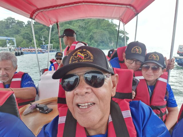 LOS BALLENATOS JUEGAN EN AGUAS DEL PACIFICO COLOMBIANO. 
