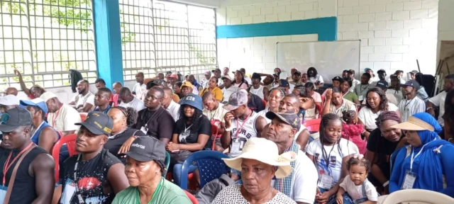 Asistentes a la entrega oficial de los PED en la comunidad de Limones, Río Guajuí, Guapi.