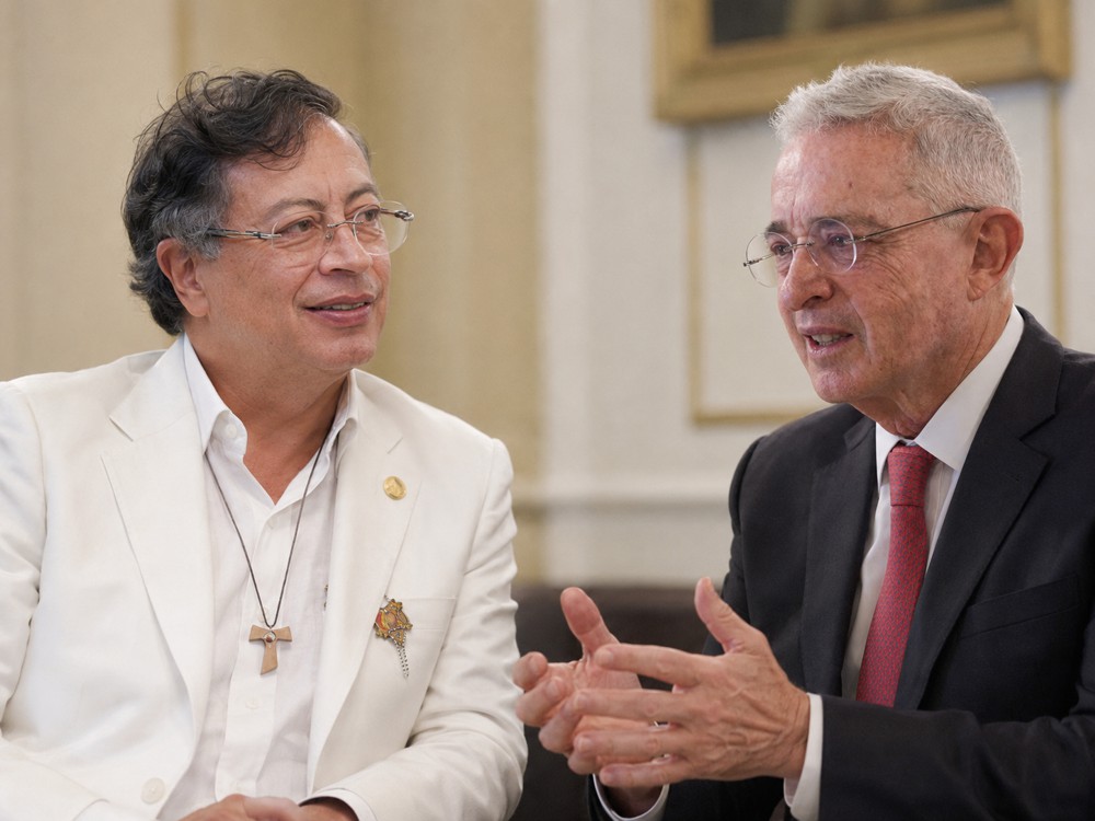 Cuando-los-enemigos-politicos-descubren-que-Colombia-esta-primero.jpg
