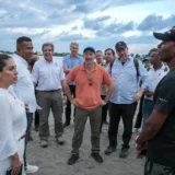 El embajador de la Unión Europea en Colombia, François Boudier, junto a una delegación de representantes europeos y autoridades de la Gobernación de Nariño durante la presentación de cinco iniciativas estratégicas y el recorrido institucional en Tumaco.