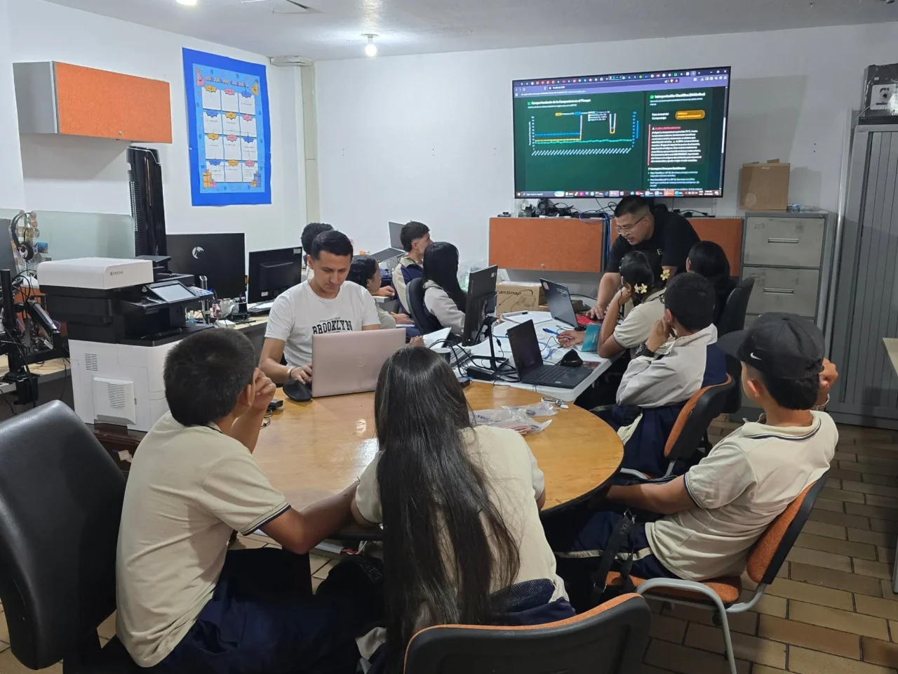Estudiantes-y-docentes-de-la-Institucion-Educativa-El-Zarzal-de-El-Tambo-durante-una-jornada-de-asistencia-tecnica-como-preparacion-para-las-Olimpiadas-STEM-Colombia-2026-en-Tenjo-Cundinamarca-1280x960.webp
