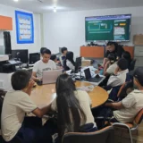 Estudiantes y docentes de la Institución Educativa El Zarzal, de El Tambo, durante una jornada de asistencia técnica como preparación para las Olimpiadas STEM+ Colombia 2026 en Tenjo, Cundinamarca.
