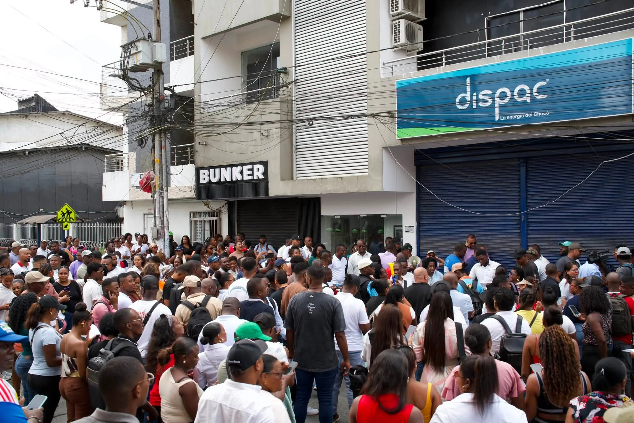 Habitantes del Chocó realizan plantón frente a Dispac para exigir soluciones por fallas en el servicio de energía eléctrica.