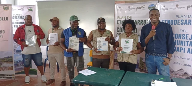Jarol Venté delegado C.C. Río Napi, José Solís R.L. Río San Francisco, Pedro Cuellar R.L. Alto Guapi, Domingo Cuero R.L. Guapi Abajo, Berenice Garces R.L. Río Guajuí y el Coordinador General en la entrega oficial de los PED en la comunidad de Limones, Río Guajuí, Guapi.
