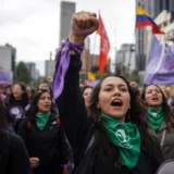 Mujeres marchan en una movilización por la igualdad y la participación política en Colombia.