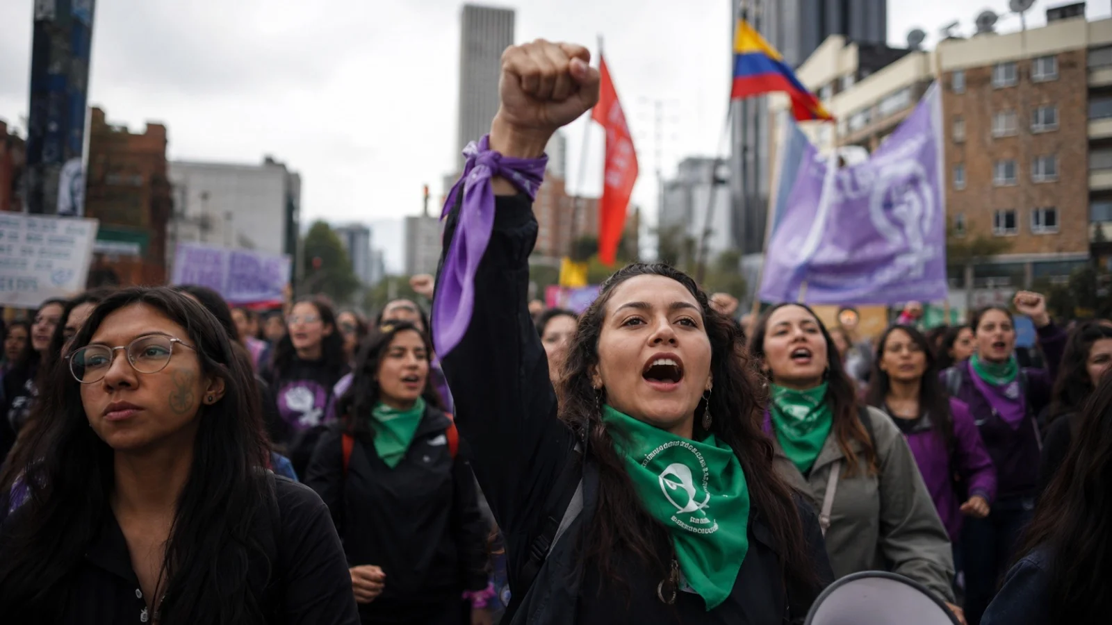 Mujeres marchan en una movilización por la igualdad y la participación política en Colombia.