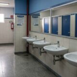 La falta de baños en establecimientos educativos vulnera el derecho a la educación y afecta los derechos a la salud de los estudiantes
