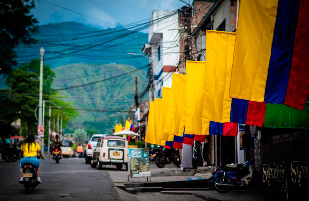 Miranda-se-viste-de-patria-para-alentar-a-Colombia.jpg