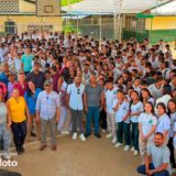 Óscar Cifuentes lleva útiles escolares a estudiantes caloteños